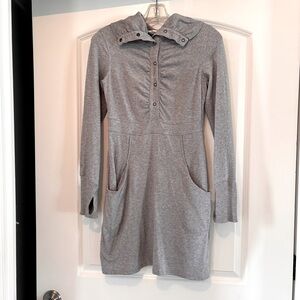 athleta t-shirt style dress • pockets• thumb holes• cute! gray • xs
